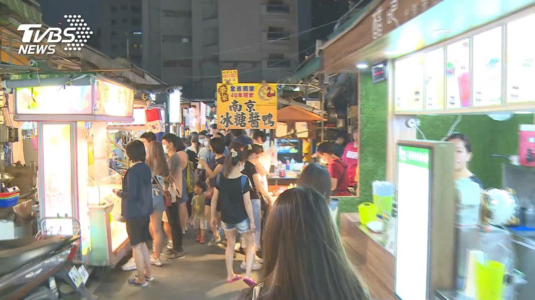 呷毒?路邊小吃攤為省成本 高溫餐盤套塑袋融化