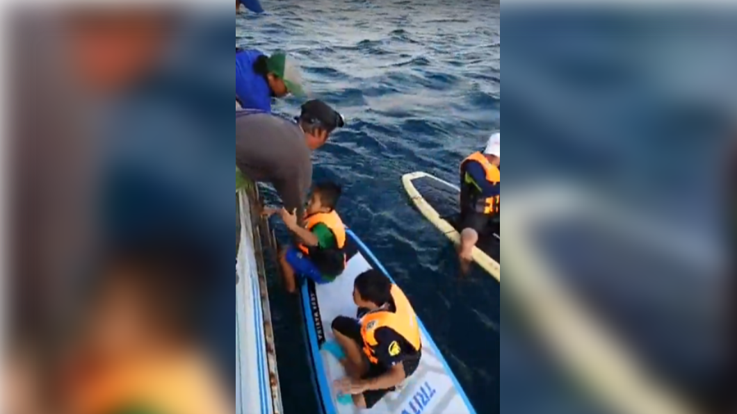 4師生漂外海！國小童坐槳板無助哭　澎湖船長伸手搶救