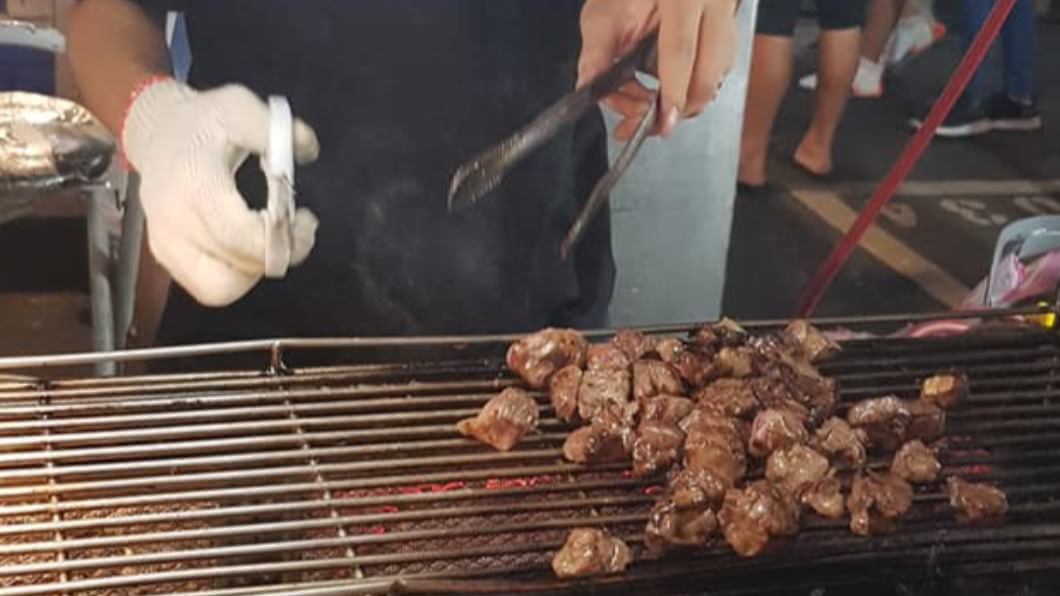 夜市買骰子牛…老闆開口爆天價 客人氣炸:當我盤子?
