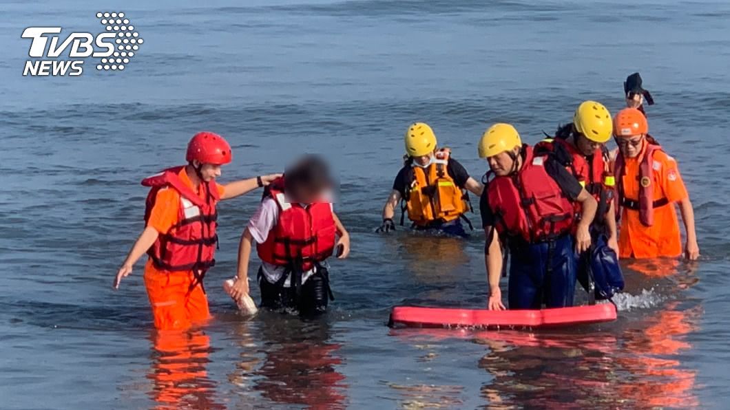 2女「漲潮水位淹到頭」受困沙洲　台中警消急涉水救援