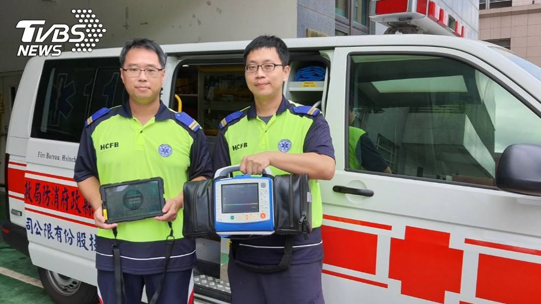 參與本次出勤的2位救護員以冷靜的態度救回患者。(圖/TVBS)