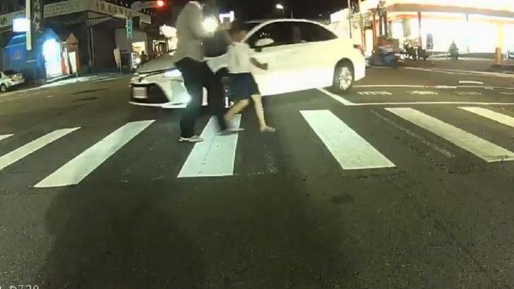 母女走斑馬線差點被撞　駕駛被罵爆：A柱比龍柱還粗？
