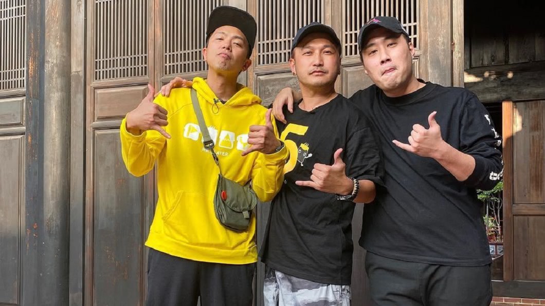 余祥銓(圖右)貼出多張和小鬼(圖左)、KID(林柏昇)一起上《玩很大》的花絮照。(圖/翻攝自余祥銓臉書)