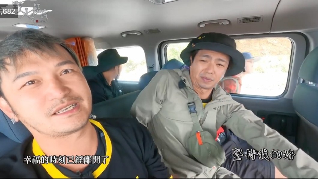 KID在小鬼身邊,卻說著「幸福的時刻已經離開了」。(圖/翻攝自KID林柏昇臉書)