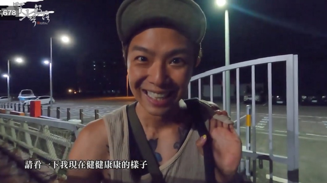小鬼開心燦笑,要大家看他健康的樣子。(圖/翻攝自KID林柏昇臉書)