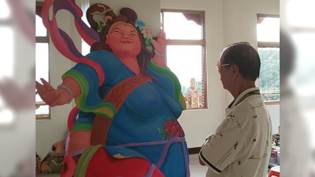 月餅吃太多?主委託嫦娥畫大一點 成品遭譏中元普渡豬