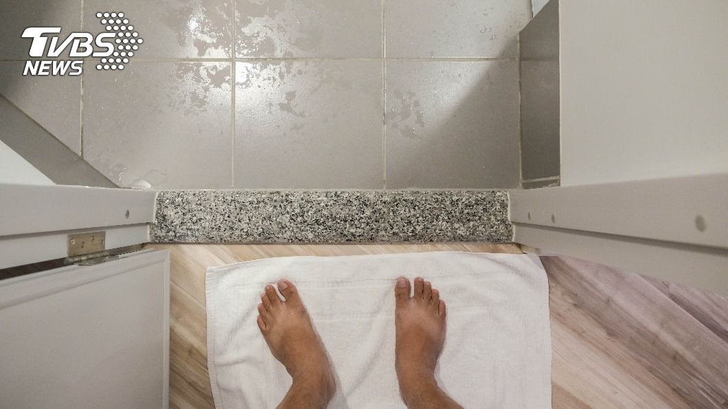 男子從浴室窗戶爬入女董座家中。(示意圖/shutterstock達志影像)