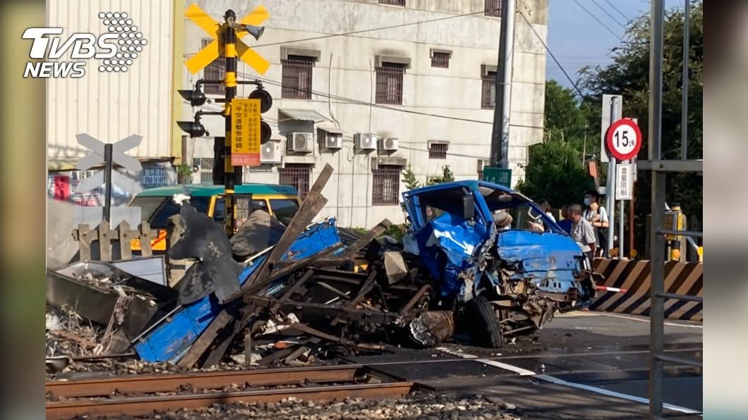 小貨車入侵平交道！台鐵列車猛撞　新埔-通霄雙向延誤