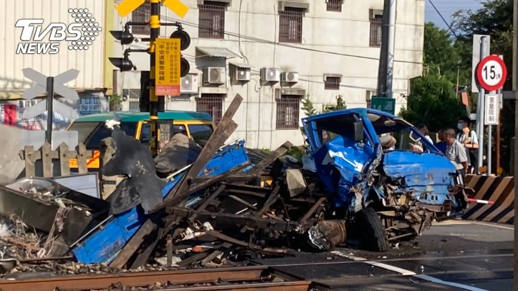 苗栗通灣里平交道事故 小貨車被撞起火成廢鐵