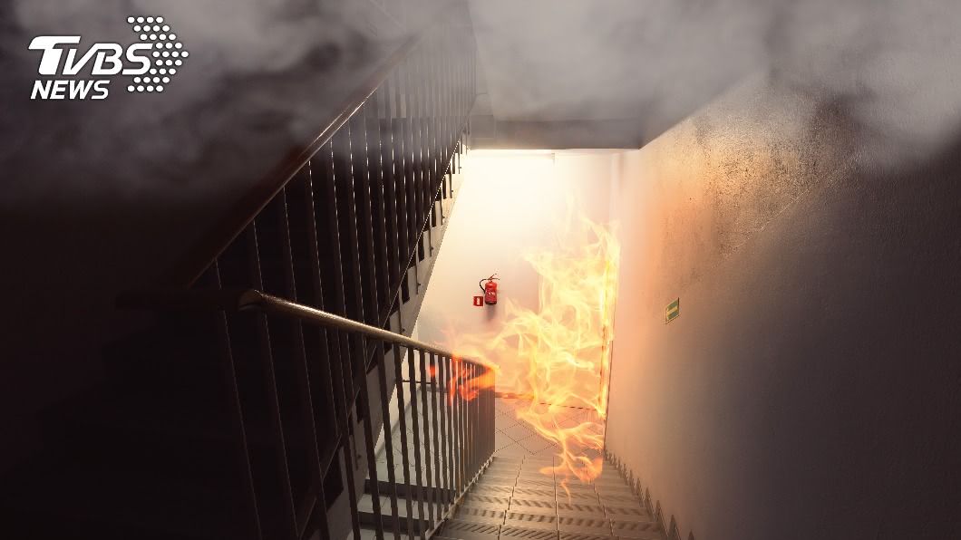 基隆公寓頂樓鐵皮屋火警 女子倒臥浴室喪命