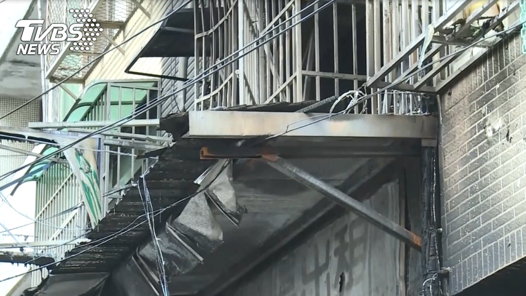 黃姓房東阿嬤踹門叫醒2名房客,自己的丈夫卻沒能順利逃生。(圖/TVBS)