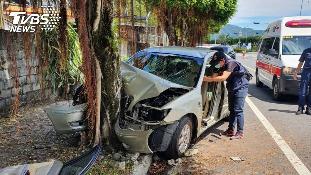 花蓮鳳林段轎車自撞行道樹　2死2傷