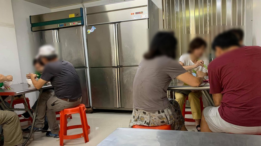 驚見9人共食!他怒譙台人素質「沒比陸客高尚」 網吵翻