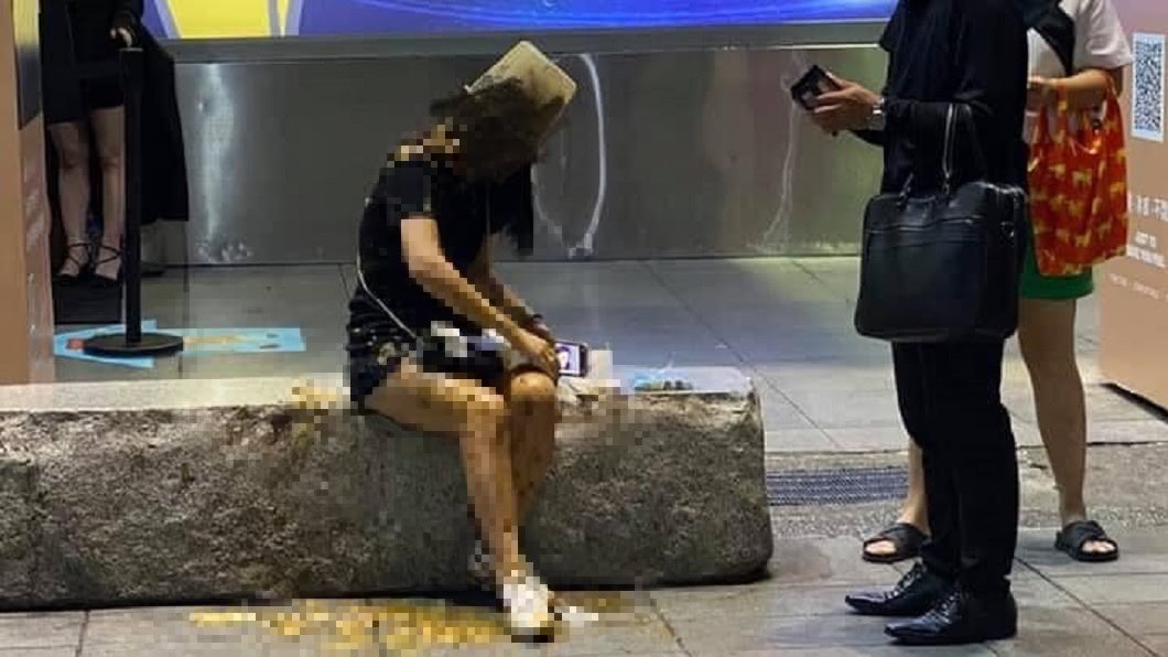 整桶排泄物「從頭頂灌下」！信義區長髮女滿身惡臭不提告