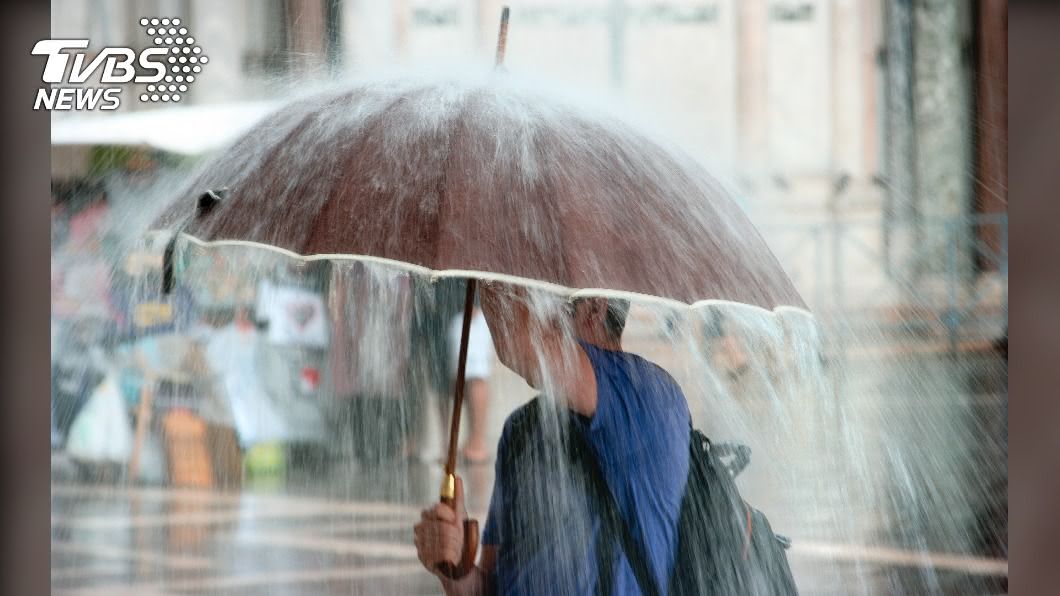 雨區擴大!8縣市雨彈狂炸 防雷擊強陣風