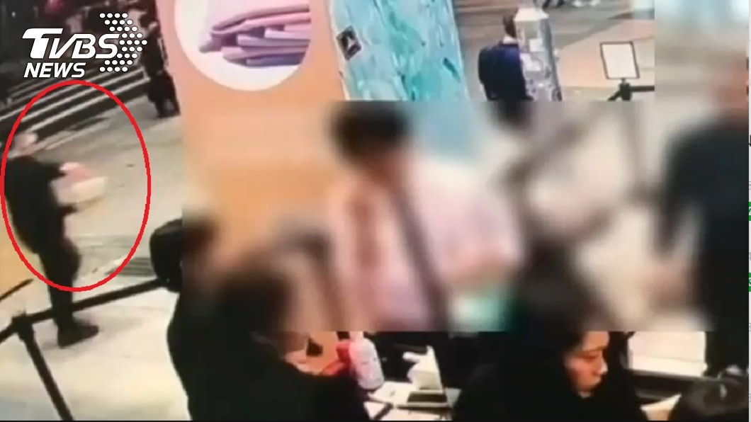 監視器拍下男子拿著疑似裝有穢物的水桶往信義威秀影城中庭走去。(圖/TVBS)