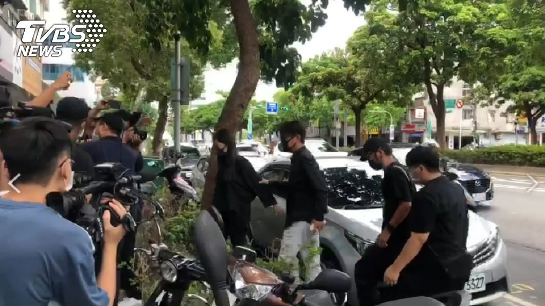 慟失小隊長！吳宗憲現身靈堂　KID低頭緊跟在後