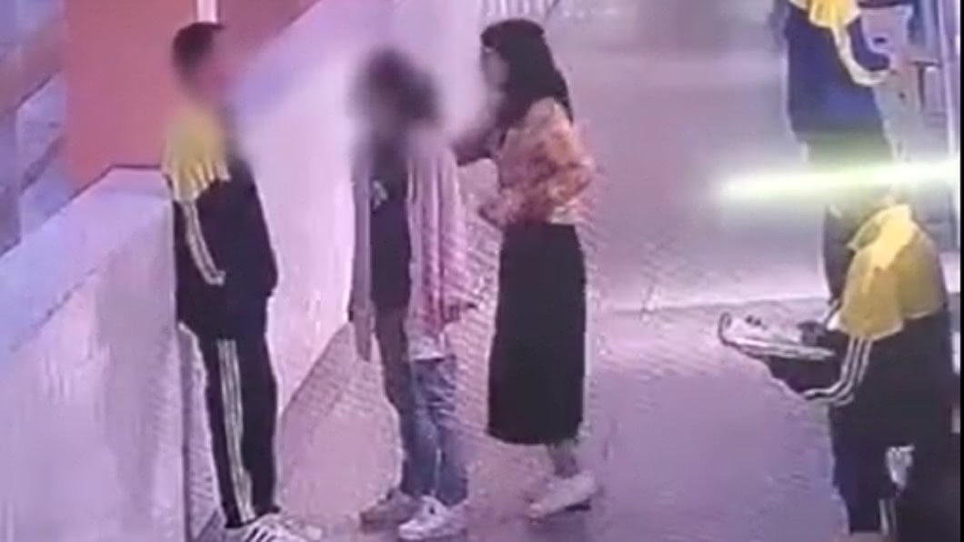 老師在旁阻止帶離母親。(圖/翻攝自《封面新聞》)