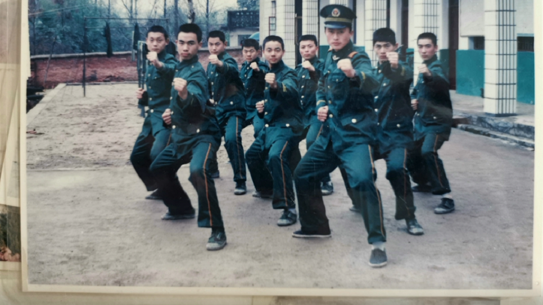 女大生的父親年輕時曾當過軍人,車禍過世後,他的戰友們就把女大生當成女兒照顧看待。(圖/翻攝自陸網)