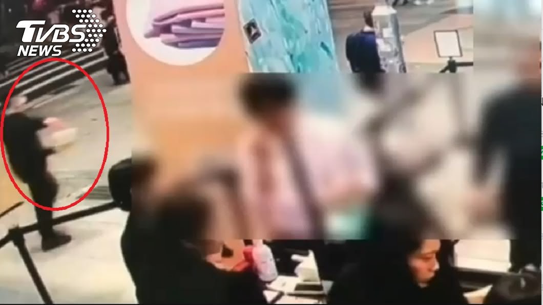 潑糞的黑衣男今日下午到案說明。(圖/TVBS)