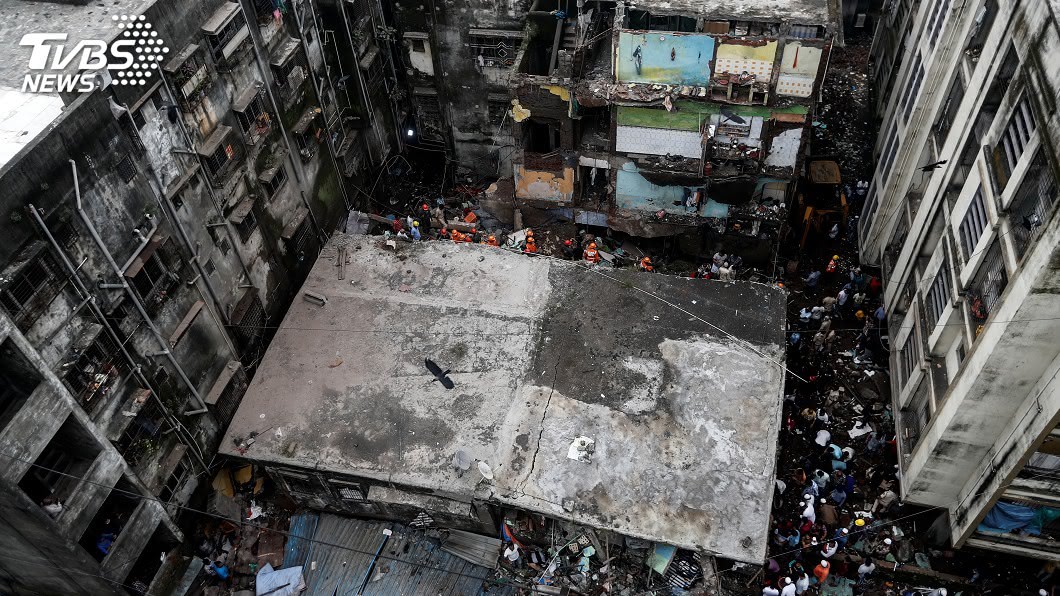 印度西部3層樓建築物坍塌 10人罹難、25人受困