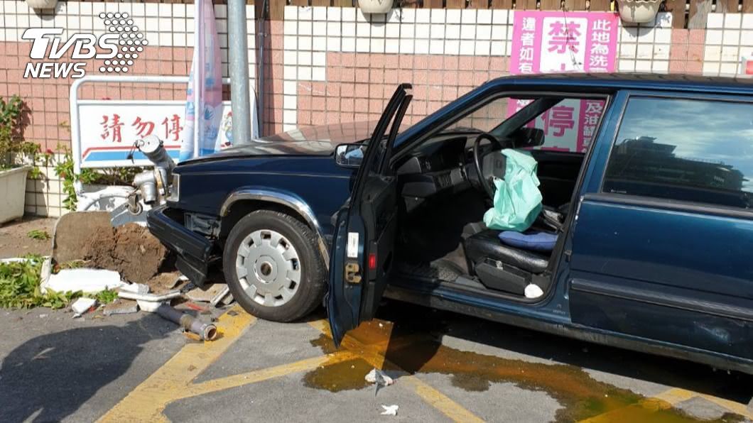 快訊/開車撞進加油站! 7旬駕駛錯踩油門釀禍