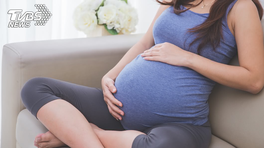 孕婦摸肚…遭阿嬤怒斥「會臍帶纏頸」 醫解答狠打臉