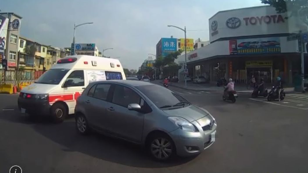 救護車見擋在路中央轎車不走,只能默默繞道離去。(圖/翻攝自爆怨公社臉書)