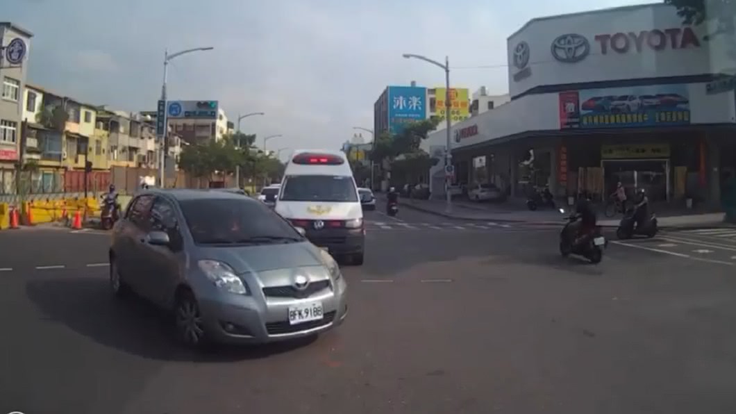 轎車擋在路中央將近30秒。(圖/翻攝自爆怨公社臉書)