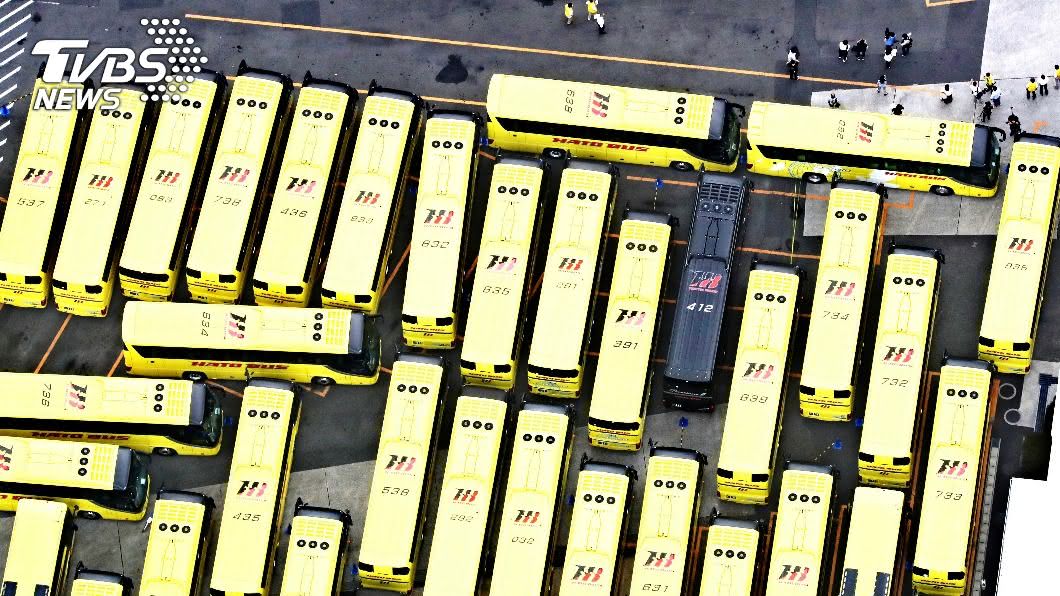 東京期間限定 60輛車排成巨大「巴士迷宮」