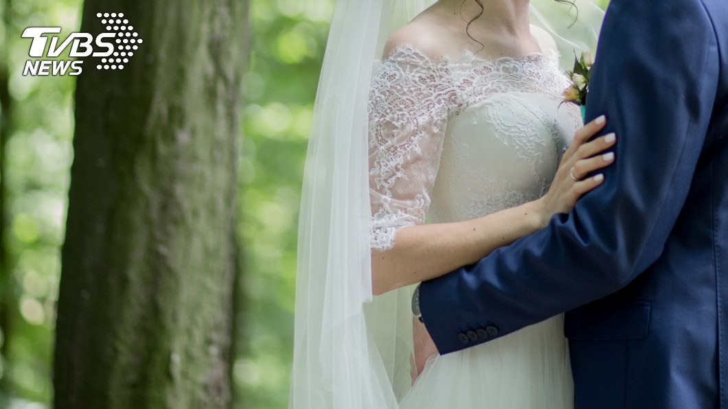 大陸一對情侶拍攝婚紗照，事後收到婚顧公司沒修圖的照片，女方氣得悔婚不結了。（示意圖／shutterstock 達志影像）