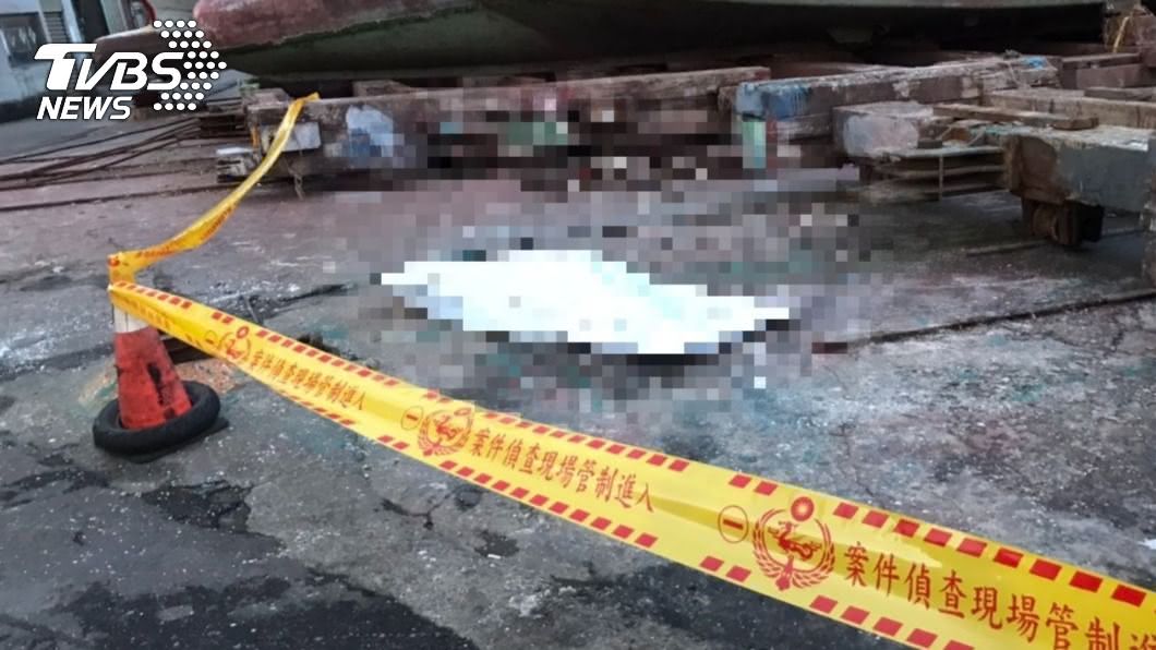 死者遺體漂入漁港被路過民眾發現。(圖/TVBS)