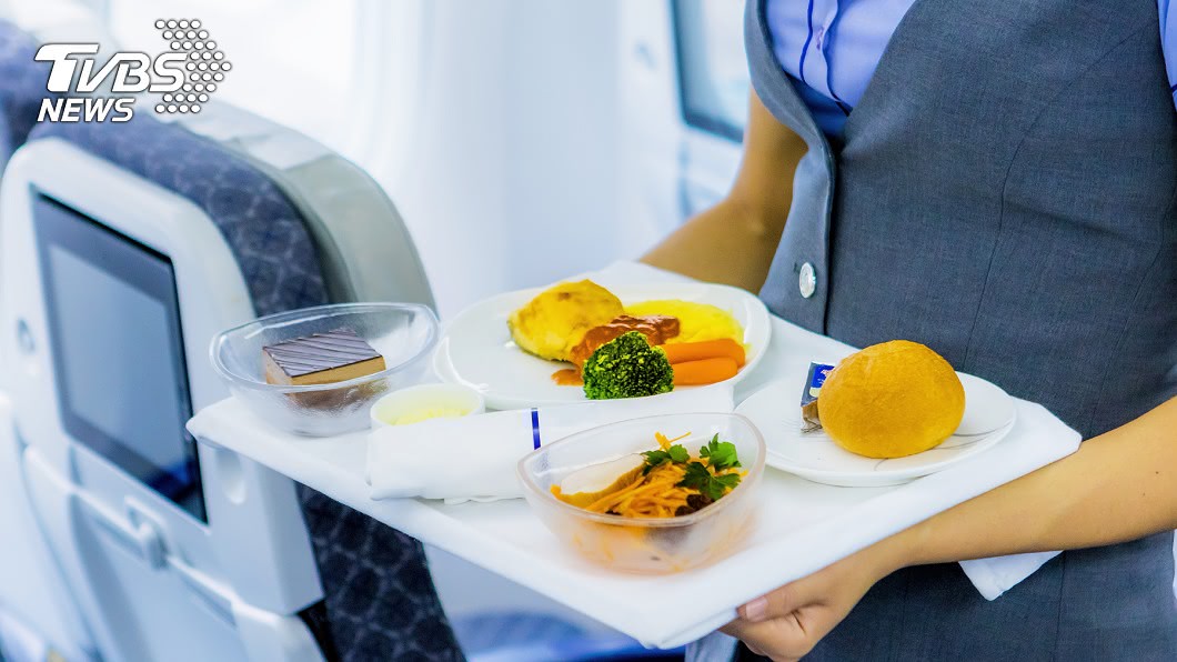 飛機起飛見「空姐偷拉布簾」? 3原因曝光超現實