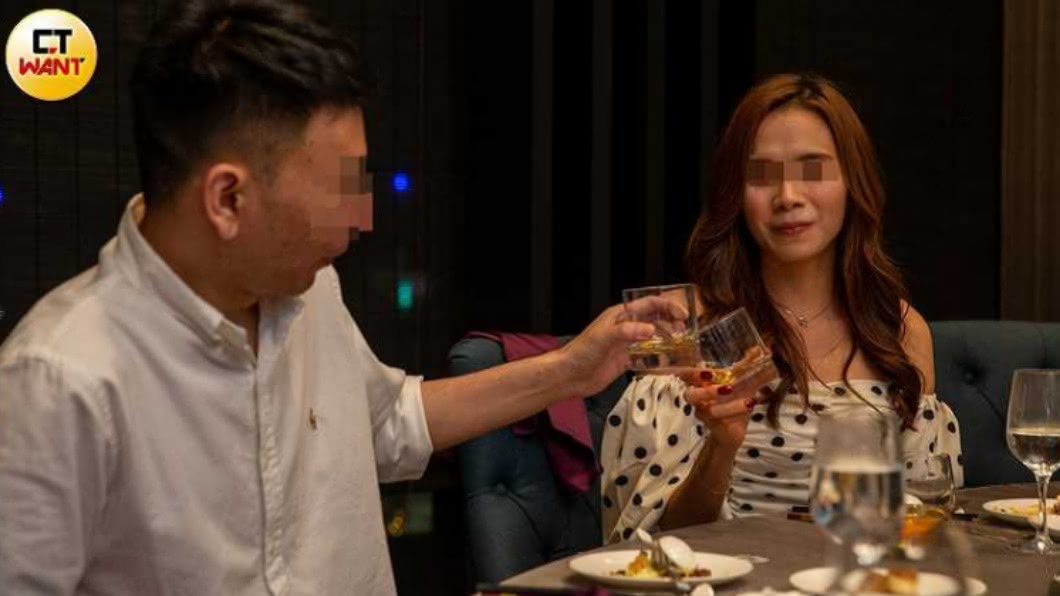 女公關琳琳與酒客喝酒。(圖/CTWANT授權提供)