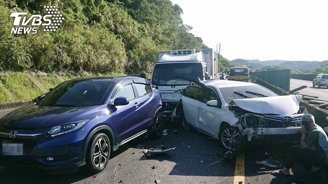 基隆台62線5車追撞事故 2人受傷送醫
