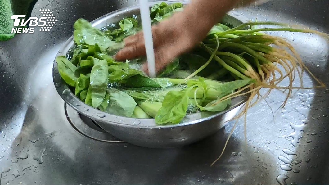 洗菜加小蘇打、鹽巴更毒!專家曝輕鬆3招「有效除農藥」