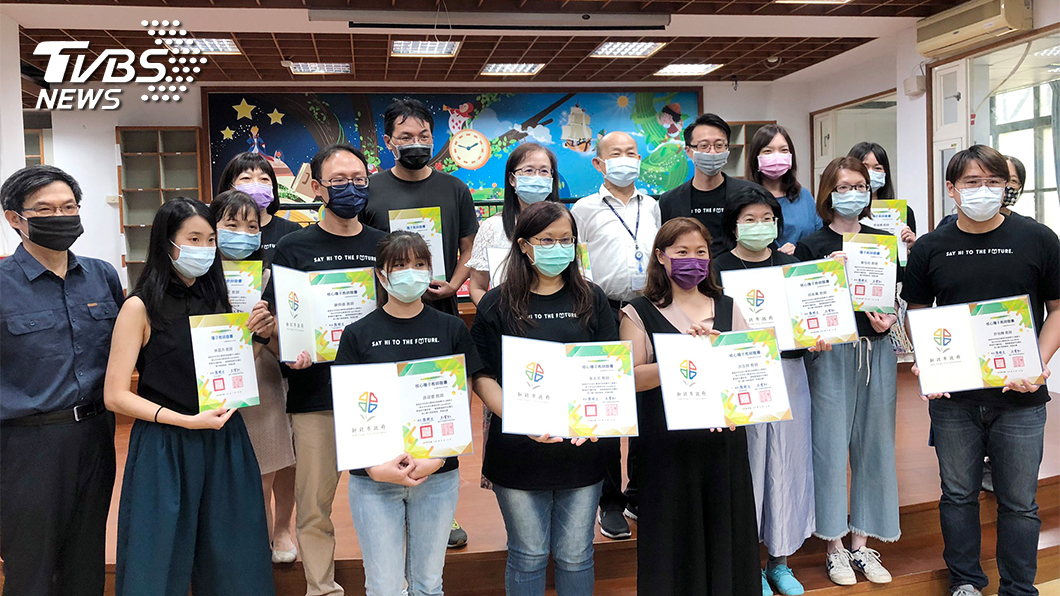 學習吧與新北市教育局攜手,16位教師通過半年培訓,獲得種子教師證書。 (圖/TVBS)