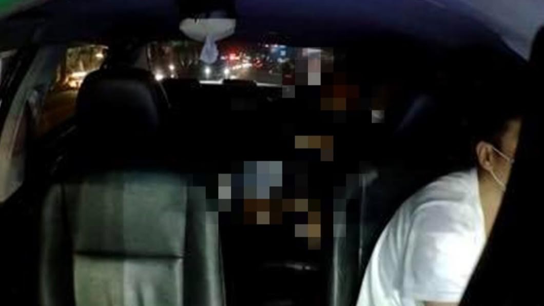 情侶搭小黃後座女低頭「吞吐」 運將愣:可以下車嗎