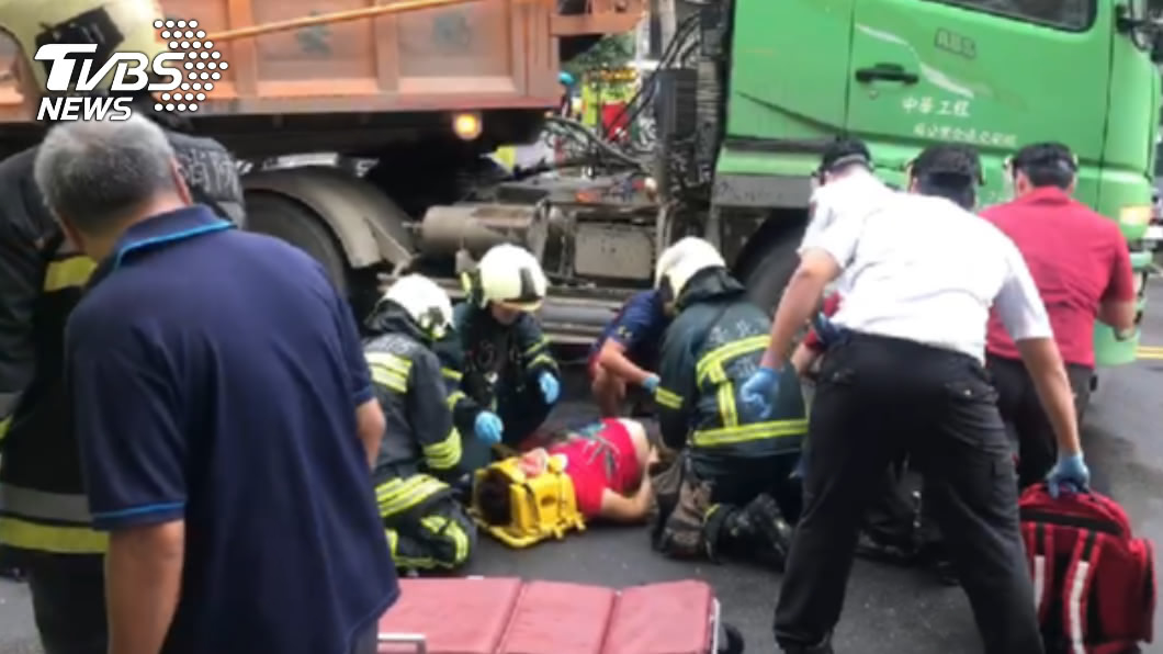 北市女子騎腳踏車遭砂石車右轉輾過　當場失去意識