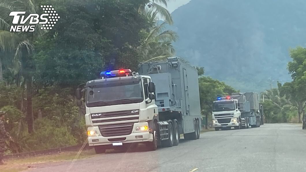 準備試射?多輛軍車現蹤台東 疑載滿車飛彈