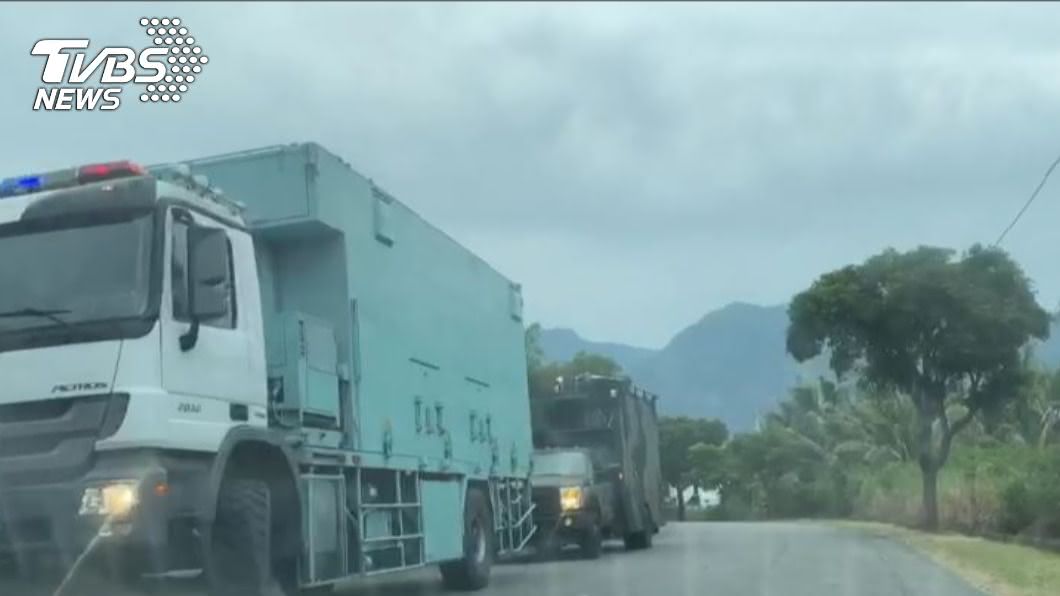 軍車疑似載著飛彈在台東現蹤。(圖/TVBS)