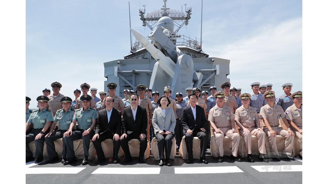 蔡總統視導子儀艦罕見掛戰彈 專家:海軍準備好了