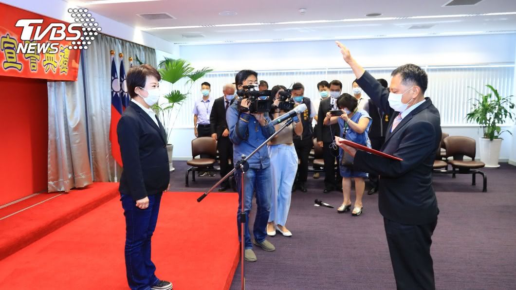 台中市長盧秀燕為詹政曇主持宣誓布達儀式。（圖／中央社）