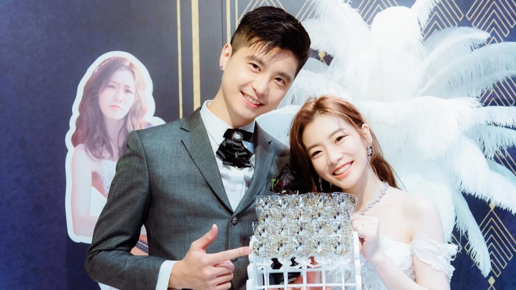 鼓手羅小白在今年年初,跟io樂團前貝斯手簡瑞松結婚。(圖/翻攝自羅小白臉書)