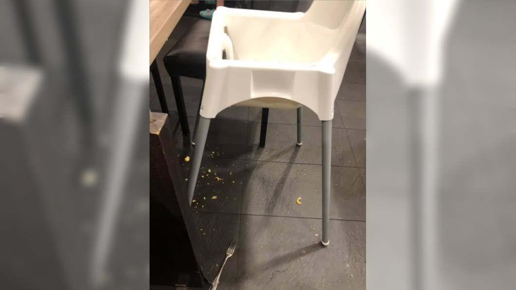 孩餐具掉滿地！爸媽不理還嗆：別放我桌上　店員無奈清理