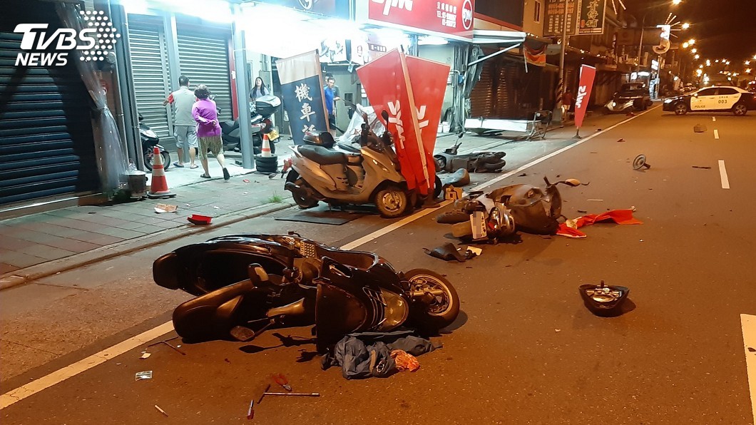男酒駕撞路邊6機車逃逸 車內呼呼大睡詢後送辦