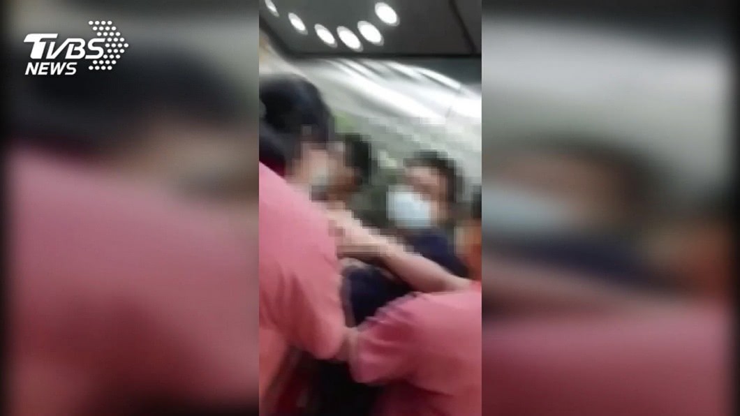 不願住負壓病房　男子失控拿滅火器與醫護對峙