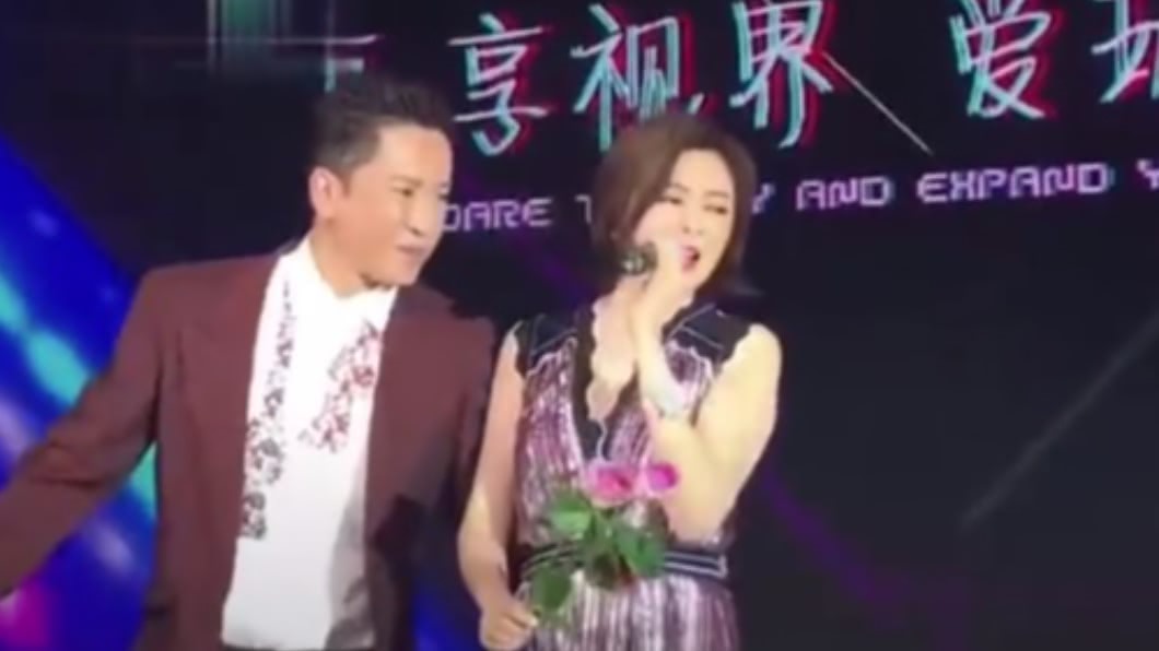 關之琳遭毛寧當眾摟腰。(圖/翻攝自微博)