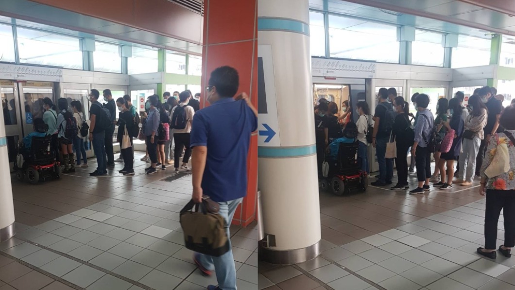 網友拍下捷運文湖線大排長龍的慘況。(圖/翻攝自PTT)