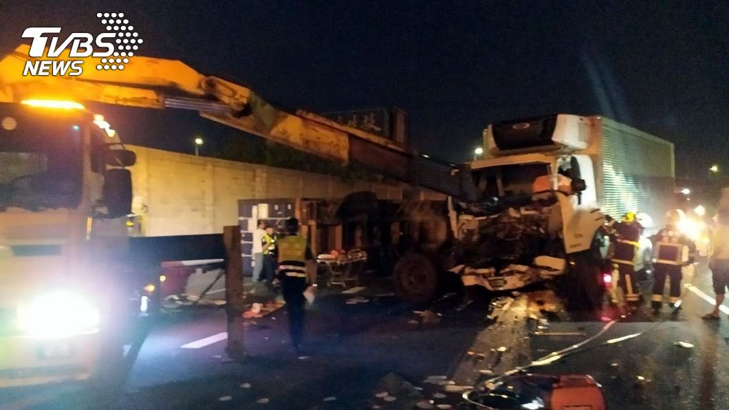 國道1號嘉義段2大車追撞 貨櫃車駕駛送醫不治
